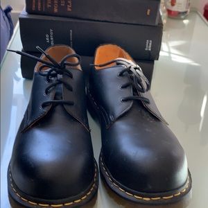 Dr. Martens black OXFORD pristine shoes.